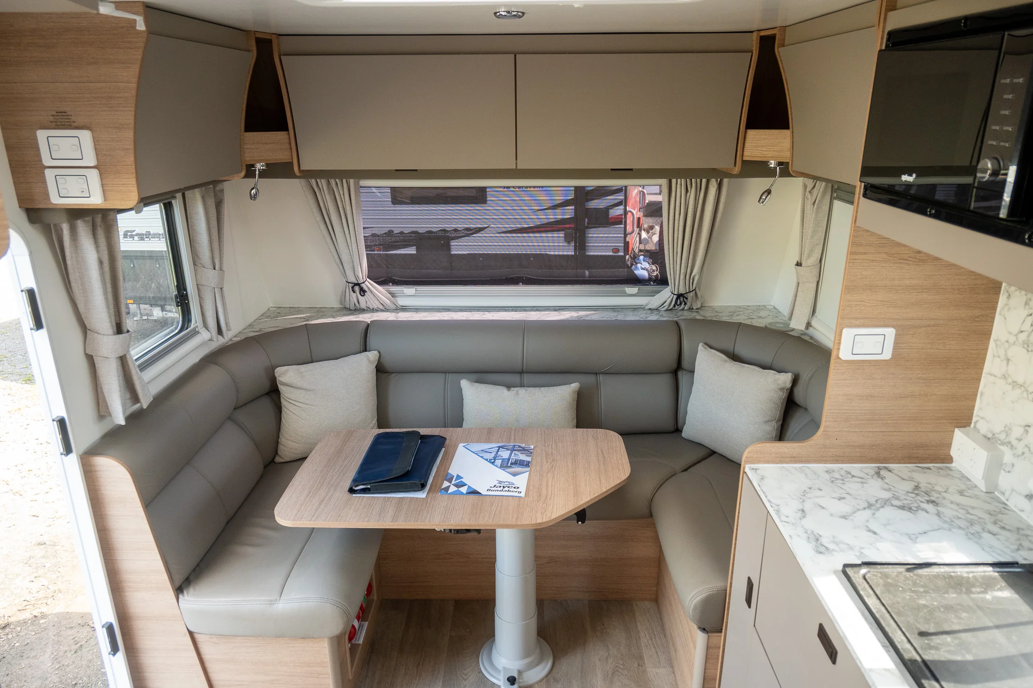 2024 Jayco Silverline 21'6" - Image 10